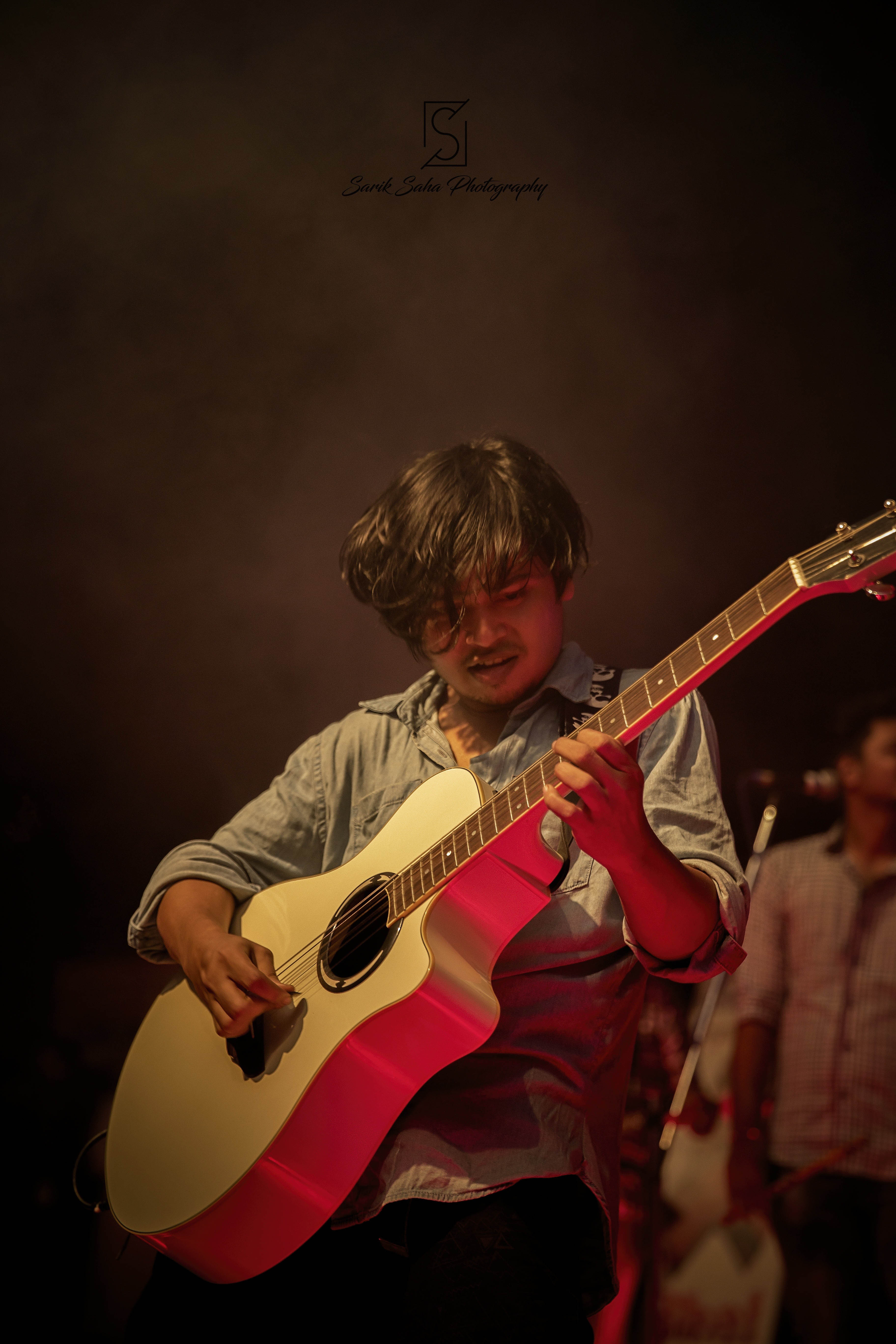 Saleh Samee stage acoustic guitar performance